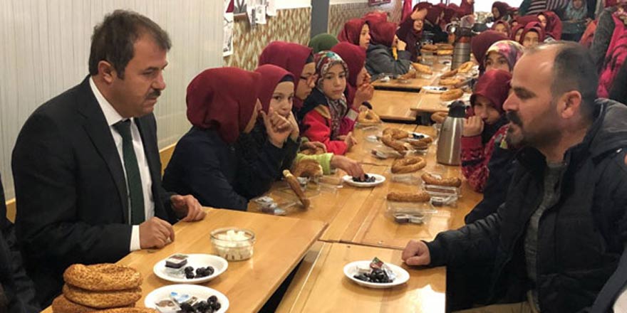 Akgül Öğrencilerle bir araya geldi