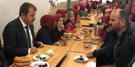 Akgül Öğrencilerle bir araya geldi
