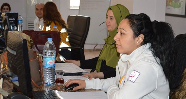 112’yi arayıp, dakikalarca şarkı söyledi