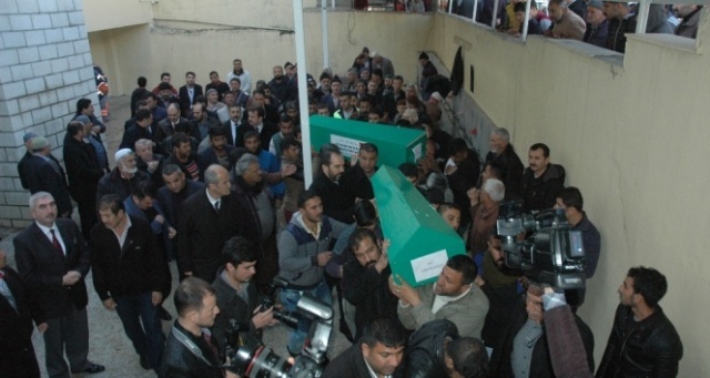 İki kardeş yan yana toprağa verildi