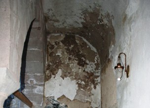 Medresenin sıvaları bir yılda döküldü