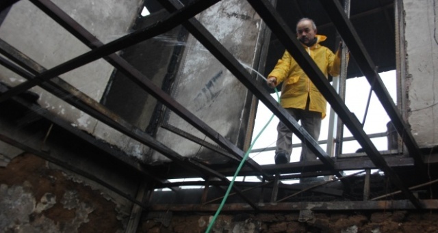 Telefonlar çekmeyince ev tamamen yandı