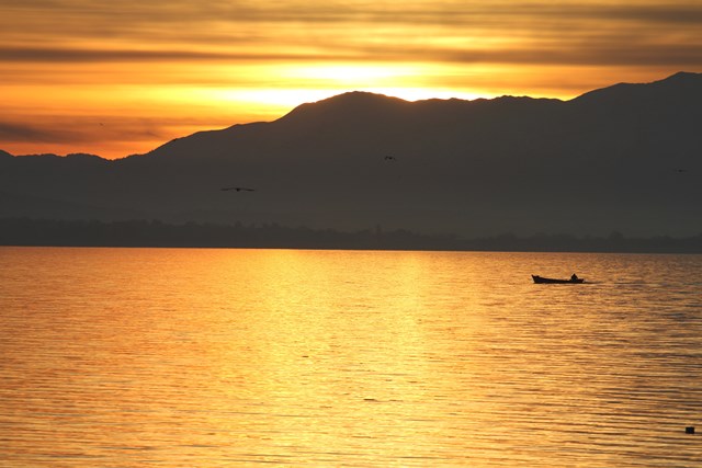 Beyşehir Gölü’nde günbatımı kartpostallık görüntüler oluşturdu