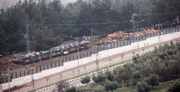 Türk Silahlı Kuvvetleri sınırdaki tank birliklerine takviye yapıyor