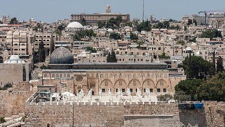 Yahudi yerleşimcilerden İsrail polisi eşliğinde Aksa'ya baskın