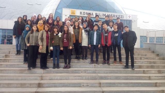 Gençler,bilimi yerinde inceliyor