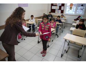 Suriyeli çocukların karne sevinci