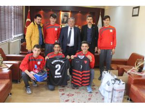 Belediyeden voleybol takımına malzeme desteği