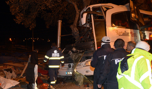 Geziye gidenleri taşıyan tur otobüsü ağaçlara çarptı! 11 ÖLÜ