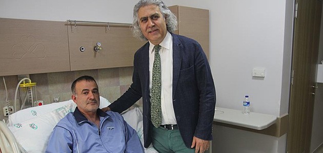 Diz protezi yerine "eklem koruyucu" yöntemle yürüdü