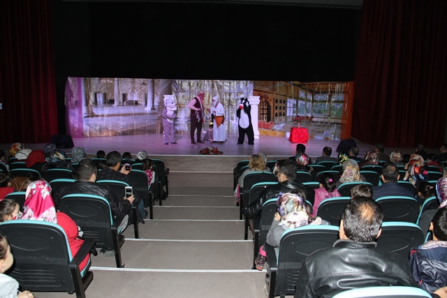 Beyşehir Belediyesi’nden Başarılı Çocuklara Karne Hediyesi, Tiyatro Gösterisi