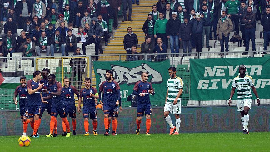 Başakşehir deplasmanda üç puanı üç golle aldı