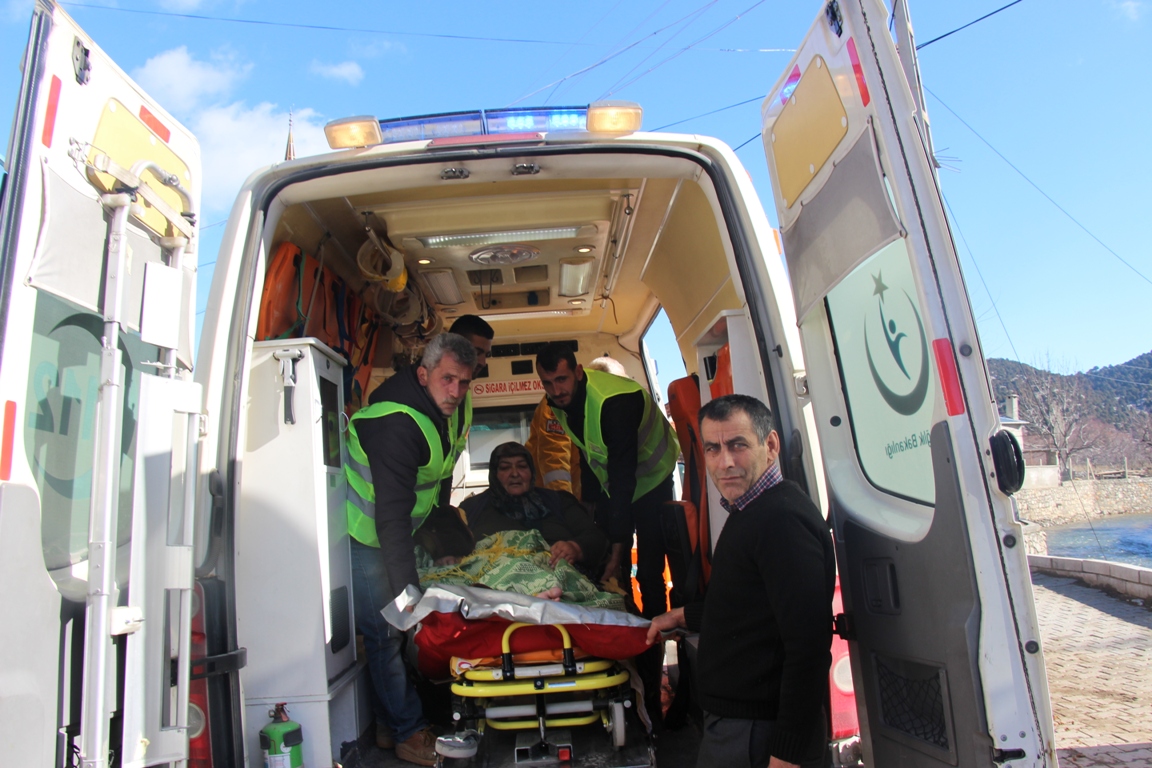 Yaşlı kadın hastaneye belediye ve sağlık ekipleri tarafından taşındı
