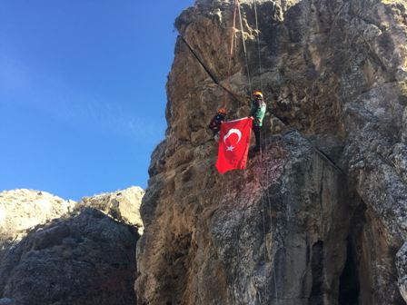 “Zeytin Dalına” Destek İçin Tırmandılar