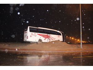Yolcu otobüsü refüje çıktı