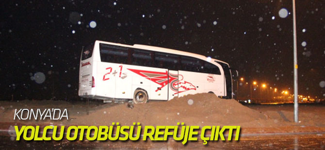 Kontrolden Çıkan Yolcu Otobüsü Kavşaktaki Toprağa Saplandı
