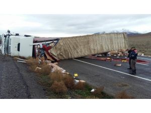 Karapınar'da kargo aracı devrildi