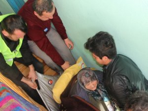 Yataktan çıkamayan 190 kiloluk yaşlı kadını 8 kişi taşıdı