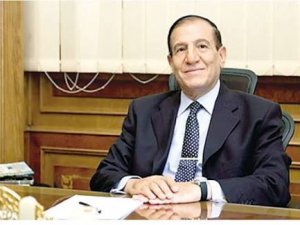 Mısır'da cumhurbaşkanlığına aday olan Anan "seçmen listesinden" çıkarıldı