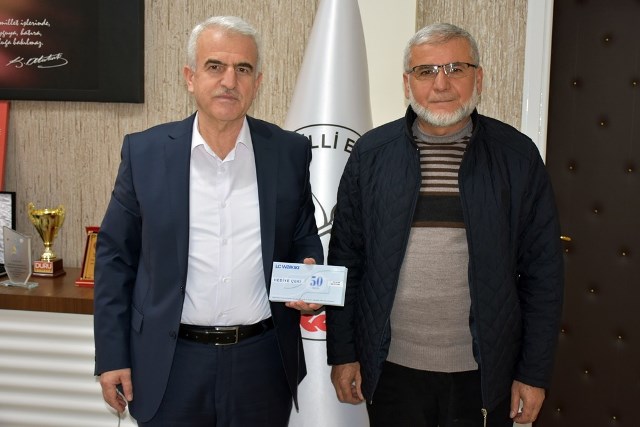 Konyalı hayırsever iş adamından öğrencilere giysi yardımı