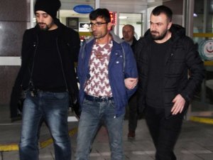 Kız arkadaşıyla birlikte yaşlı adamın emekli maaşını gasp etti