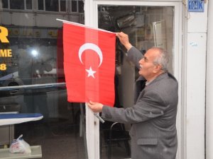 Ereğli Belediyesi bayrak dağıttı