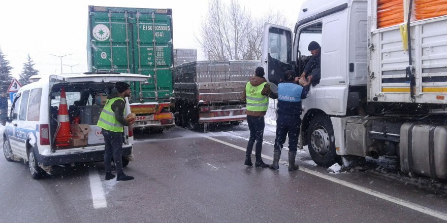 Yolda Mahsur Kalan Araçlara Kumanya Dağıtıldı