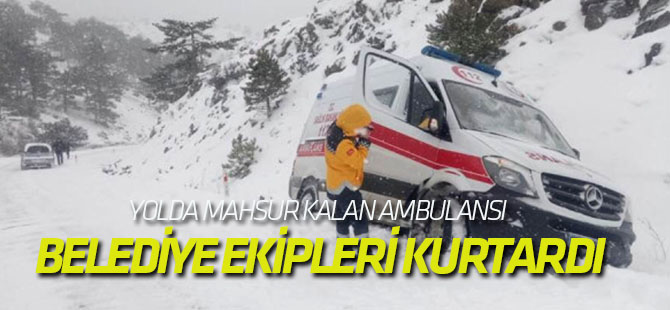 Yolda Mahsur Kalan Ambulansı Belediye Ekipleri Kurtardı
