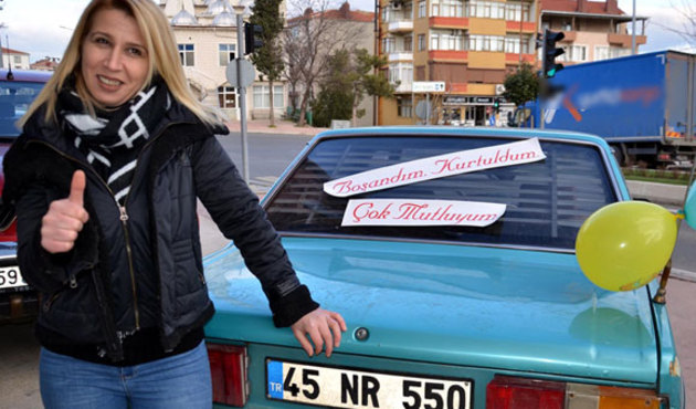 Kocasından boşandı, lokma döküp dağıttı!