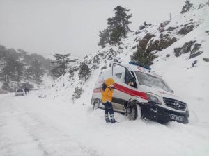 Kara saplanan ambulans kurtarıldı