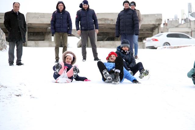 Özaltun çocukların kayak keyfine ortak oldu