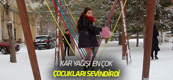 Çocuklar parklarda kar keyfi yaşadı