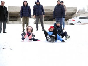 Özaltun çocukların kayak keyfine ortak oldu