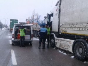 Yolda mahsur kalan araçlara kumanya