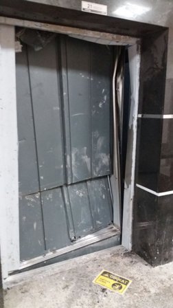 Asansör kabiniyle duvar arasında sıkışan işçi yaralandı