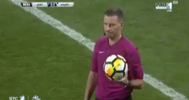 İngiliz hakem ezanı duyunca maçı durdurdu