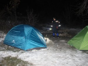 Ailelerinin ulaşamadığı öğrenciler, arazide çadırda uyurken bulundu