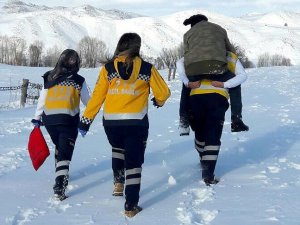 Ambulans şoförü yaralıyı sırtında taşıdı