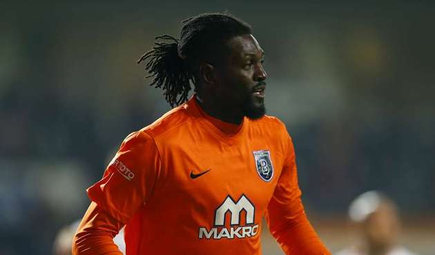 Togolu golcü Adebayor'dan asker selamı!