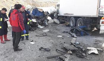 Minibüs kamyon çarpıştı: Ölü ve yaralılar var...