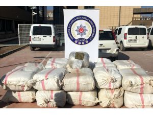 Çakıl yüklü tırda yarım tonu aşkın esrar ele geçirildi