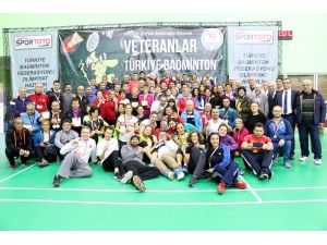 Veteran badmintoncular, Türkiye Şampiyonası'nda korta çıktı