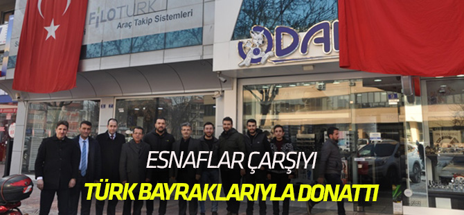 Esnaflar Çarşıyı Bayrakla Donattı