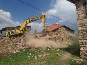 Beyşehir'de metruk yapı yıkım çalışmaları