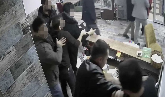 Konya'da görev yapan polis kokoreççide olay çıkardı!
