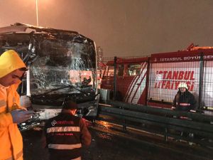 - Haramidere metrobüs durağında kaza