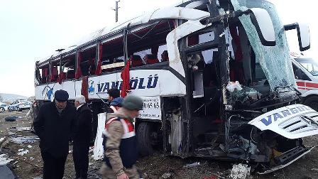 Van'da yolcu otobüsü devrildi: 2 ölü, 22 yaralı