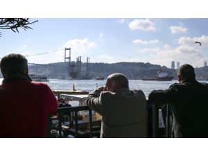 Petrol platformu taşıyan gemi İstanbul Boğazı'ndan geçti