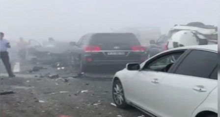 Abu Dabi’de sisten onlarca araç birbirine girdi