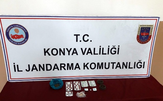 Evinde uyuşturucu haplarla yakalandı